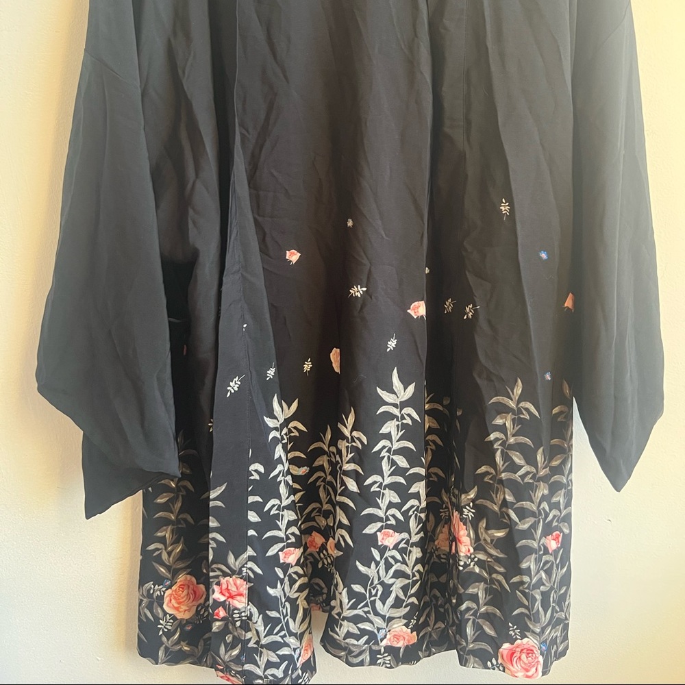 Black floral robe - Picture 2 of 4